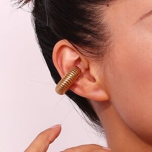 Chunky Ribbed 18K Gold Ear Cuff | Bold Non-Piercing Statement Ear Cuff